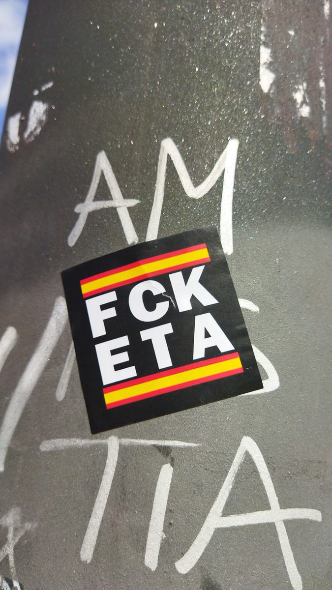 Pegatina ultranacionalista española con dos palabras, pero una en inglés y otra en euskera. Curioso.