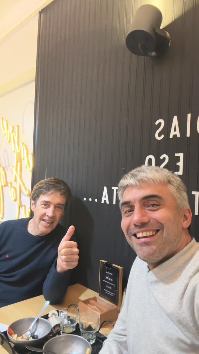 Apenas ha pasado un mes desde aquel último café. Mil proyectos en marcha, tus lecciones de vida siempre presentes en tus reflexiones, y ese orgullo compartido entre nuestras familias cada vez que nos poníamos al día. Pero lo que más me sorprende, y siempre lo hará, es tu claridad