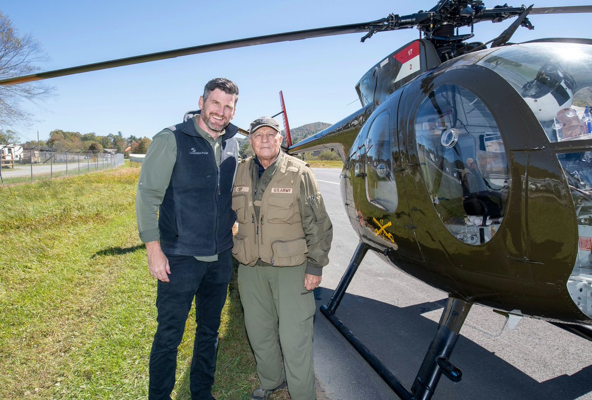 EdwardG1911's tweet photo. It was awesome to see retired GEN Dick Cody fly down and help @SamaritansPurse fly in supplies into damaged Western North Carolina. GEN Cody was the 31st Vice Chief of Staff of the @USArmy and a long accomplished Army aviator. https://t.co/3GsxwH2rg1