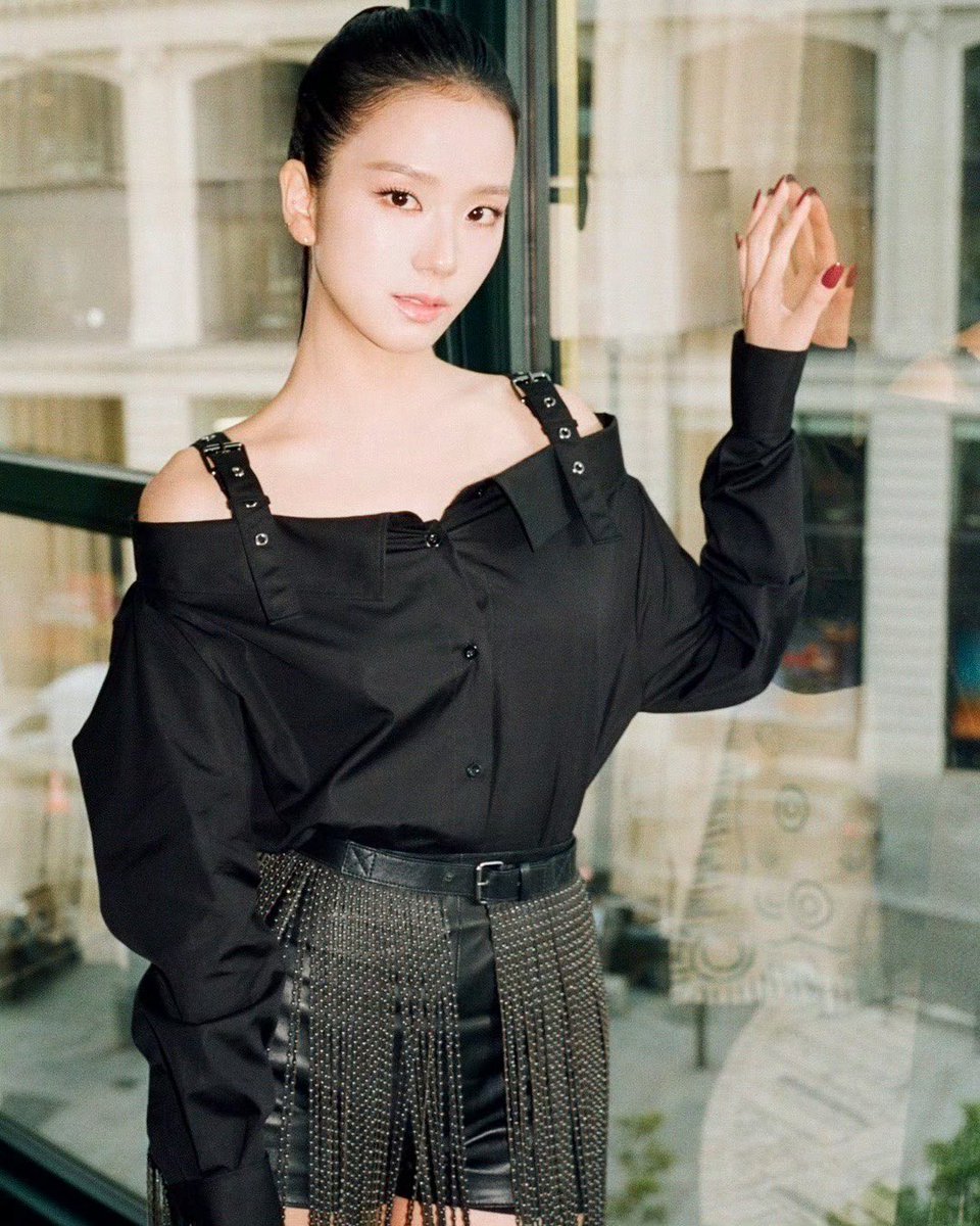 jisooschart's tweet photo. JISOO mentioned in ELLE Taiwan's article about PFW.

“The 'Dior princess' really lives up to her name! #JISOO made her grand finale wearing yet-to-be-released collection, instantly becoming the audience's focus. It’s so enviable to be the 1st to wear it!” https://t.co/B9KnIPke41 https://t.co/IRXcAmPE55
