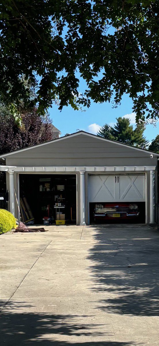 ScottEcto1's tweet photo. @StephenKing 

I saw this house in Haddonfield NJ.
I hope they give out “King Size” candy bars for Halloween 😉 https://t.co/JZr1sEChDY