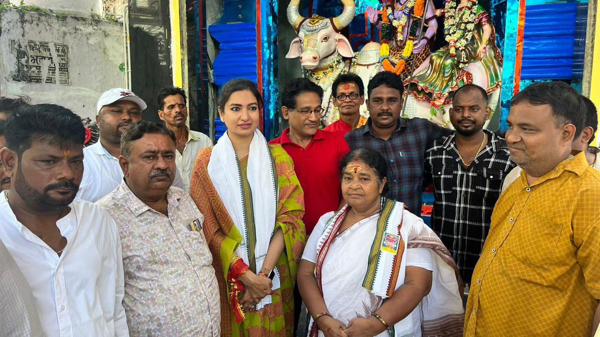 sofiafirdous1's tweet photo. ଆଜି ମା ଙ୍କ ମହାନବମୀ ଅବସରରେ କଟକ ସହରର ବିଭିନ୍ନ ପୂଜା ମଣ୍ଡପ ପରିଦର୍ଶନ କରିଥିଲି। କଂଗ୍ରେସ ନେତୃମଣ୍ଡଳୀ, ଯୁବ କଂଗ୍ରେସ ନେତା ତଥା ଦଳୀୟ କର୍ମୀଙ୍କ ସହ ମା’ଙ୍କ ଦିବ୍ୟ ଦର୍ଶନ କରିଥିଲି। ଏହି ଅବସରରେ ପୂଜା କମିଟି ପକ୍ଷରୁ ମତେ ସମ୍ୱର୍ଦ୍ଧନା କରିଥିବାରୁ ମୁଁ ହୃଦୟରୁ ଧନ୍ୟବାଦ୍ ଜଣାଉଛି।
#durgapuja #pujacommittee #festival #barabaticuttack #sofiafirdous