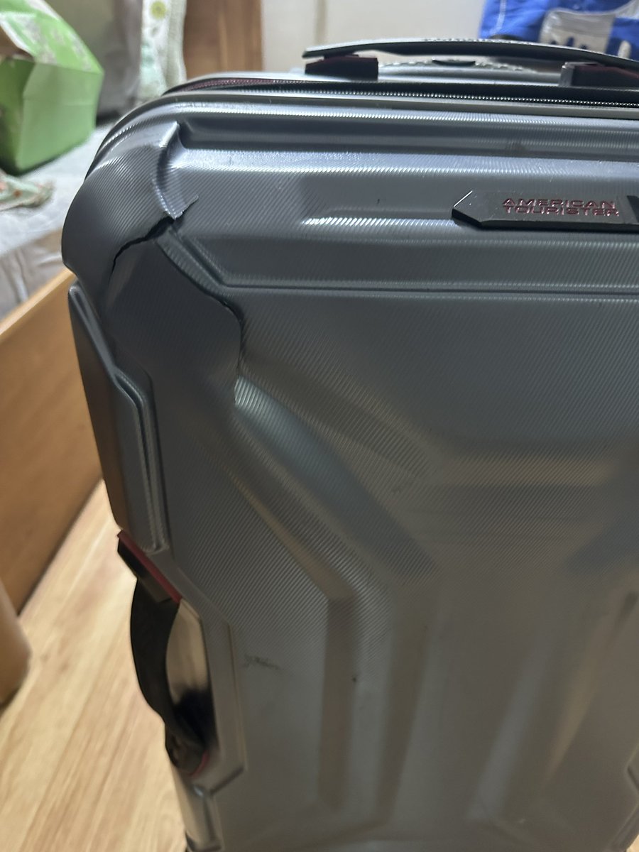 vmanglik's tweet photo. @AmTourister I bought a suitcase from American Tourister and thought I am buying a sturdy suitcase look what has happened in less than a year . https://t.co/HZ2gFuAmnn
