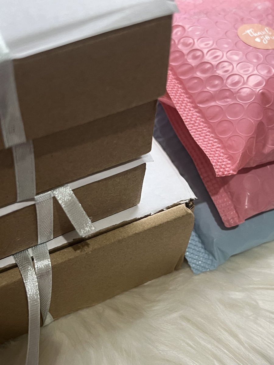 heleneupd's tweet photo. [#heleneupdates] parcels to be shipped on monday ! https://t.co/2Vt0sozOxm