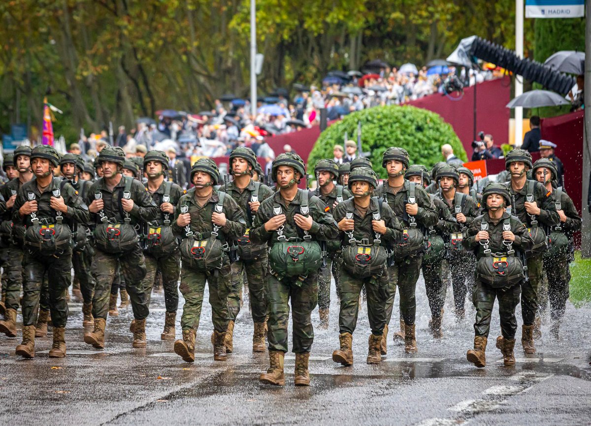Aunque la lluvia ha deslucido algo el desfile del #DíadelaFiestaNacional #DFN24, nuestros militares han cumplido con gran marcialidad y profesionalidad.
Pero la jornada nos ha dejado imágenes espectaculares como estas 👇
¡Guardarlas, son imágenes para recordar! #SomostuEjército