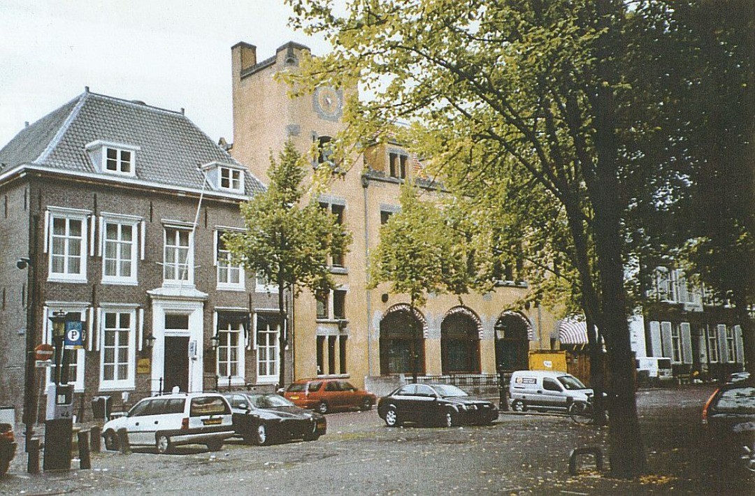 ZowasUtrecht's tweet photo. De in 1899 in Jugendstil gebouwde Studentensociëteit P.H.R.M. (het Gele Kasteel) van het Utrechtsch Studenten Corps aan het Janskerkhof
#utrechtcentrum #utrechtstudentenstad #jugendstil https://t.co/uOh7gSQcWS