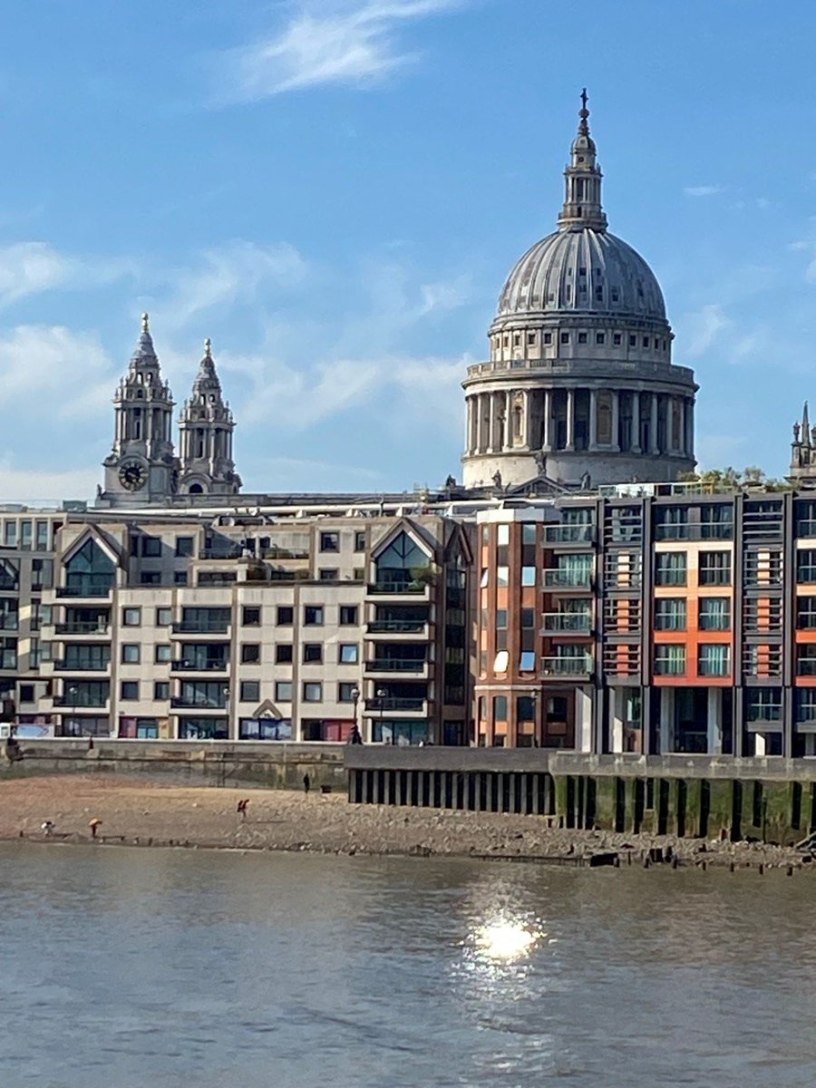 AliBlank3's tweet photo. Un peu de soleil dans l’eau froide. This is not the plot of my new book. Just an impression from walking along the Thames. https://t.co/tAMmAD9UcN