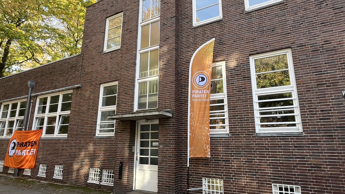 Piraten Hamburg (@piratenhamburg) on Twitter photo Der #Landesparteitag 24.2 der <a href="/piratenhamburg/">Piraten Hamburg</a> ist erfolgreich abgeschlossen! Vielen Dank an <a href="/DKluever/">Dennis Klüver</a> für den Besuch und die Übernahme der Versammlungsleitung und herzlichen Glückwunsch an <a href="/ChristPirat/">X Pirat</a> zur Spitzenkandidatur. 🏴☠️🧡 ~mal Der #Landesparteitag 24.2 der <a href="/piratenhamburg/">Piraten Hamburg</a> ist erfolgreich abgeschlossen! Vielen Dank an <a href="/DKluever/">Dennis Klüver</a> für den Besuch und die Übernahme der Versammlungsleitung und herzlichen Glückwunsch an <a href="/ChristPirat/">X Pirat</a> zur Spitzenkandidatur. 🏴☠️🧡 ~mal