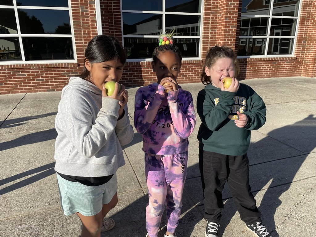 NelsonSupt's tweet photo. Thursday at Tye River and Rockfish River Elementary we celebrated healthy kids, local farmers, and vibrant communities by crunching into Virginia Grown Apples! @VDHLiveWell @VDOESCNP
#OneNelson #VACrunch #VAFarmToCACFP #VACrunch
#VirginiaGrownApples! https://t.co/KlFUE4b2HA