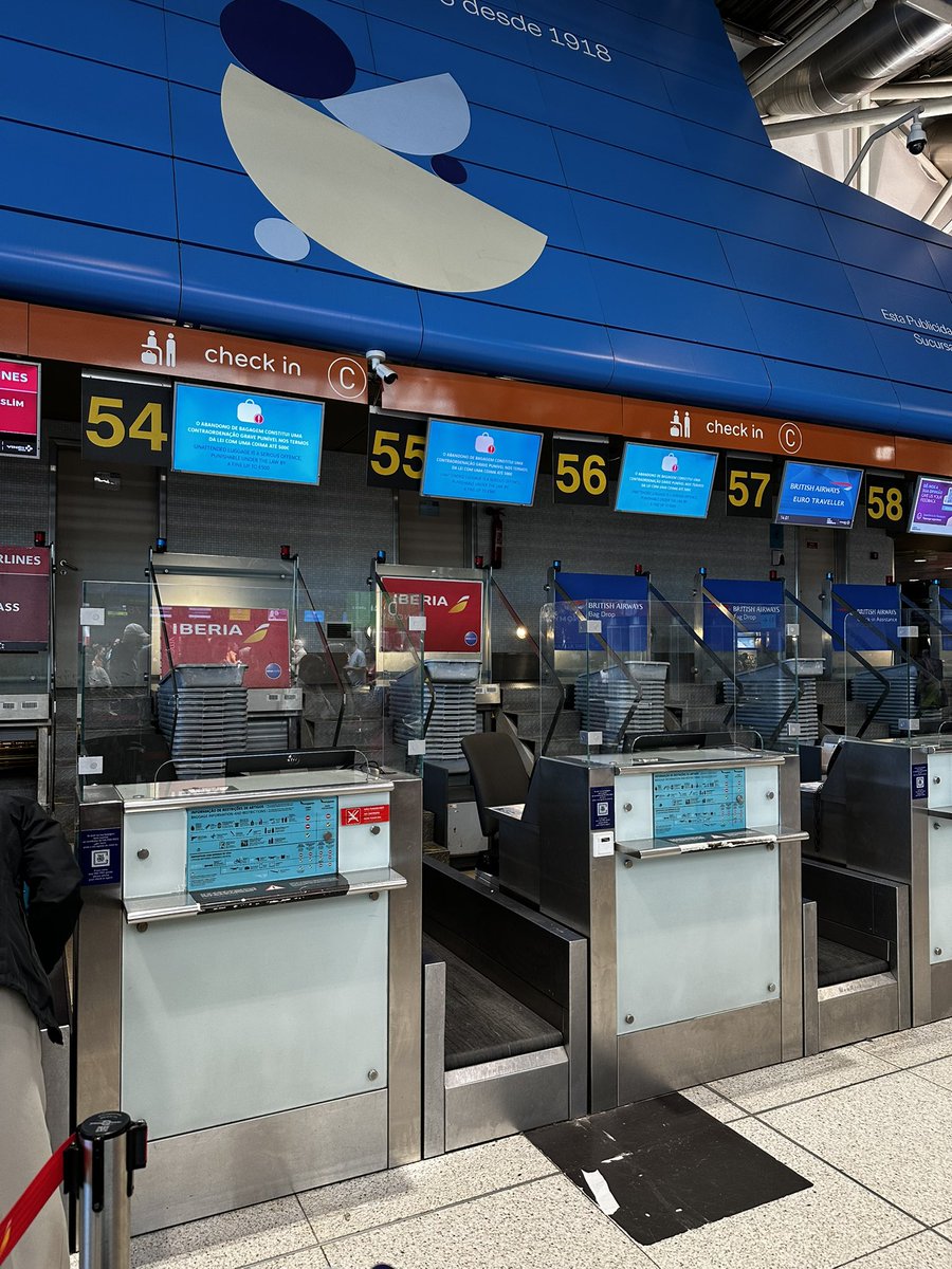 RafaPossikJr's tweet photo. @IberiaBR_PT ninguém para fazer o check-in em Lisboa ! IB3103 LA1531 https://t.co/NIuI3vr5pK