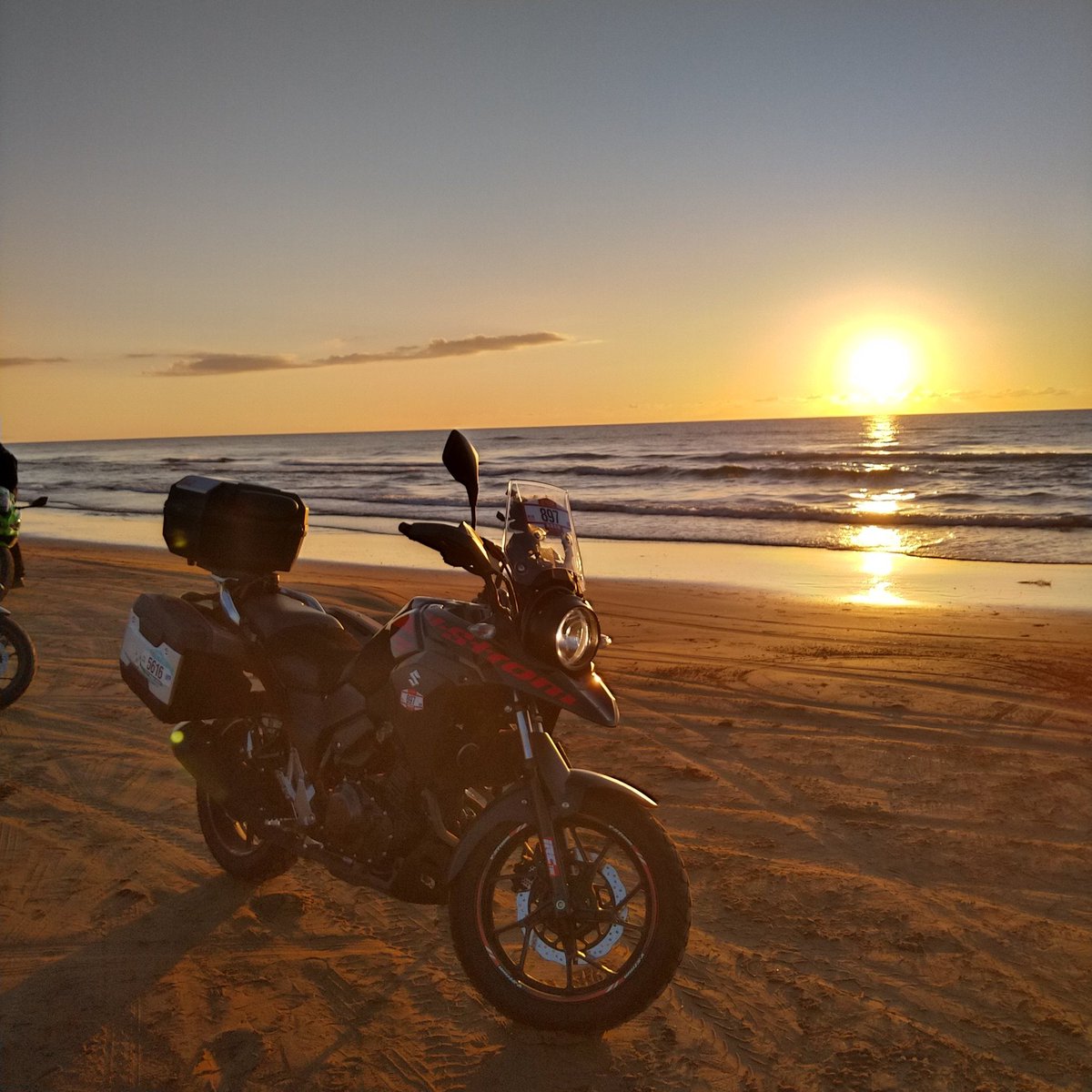 CHIIIROTORAMAN's tweet photo. 本日出走の方々、皆様お疲れさまでした！
日没直前のゴールで、少し焦りましたが、無事にゴールゲートくぐる事が出来ました🌅🏁
お迎えしてくれた運営の方々、地元の方々、参加者の方々ありがとうございました！
楽しかったぁーーーーー！！
#SSTR
#千里浜なぎさドライブウェイ
#Vストローム https://t.co/kKQ2Ky2bXe