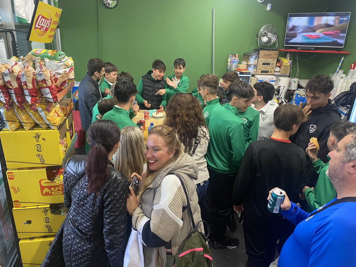 Nuestro Cadete D después de ganar su partido de hoy ha celebrado el cumpleaños de dos jugadores en el Kiosko del <a href="/EscuelaTrival/">Escuela TrivalValderas</a> <a href="/trivalvalderas/">C.F TrivalValderas Alcorcón</a>   Felicidades a todos y a seguir disfrutando