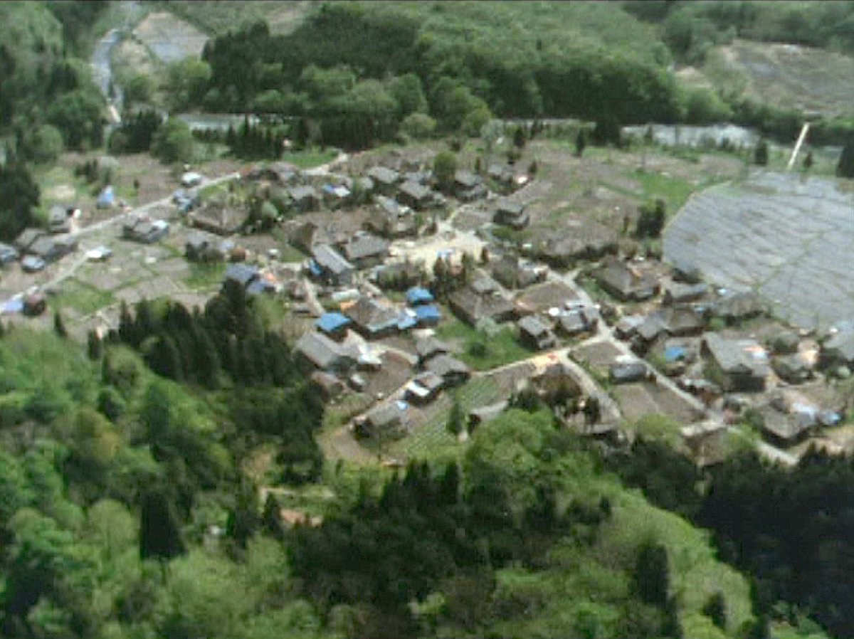 mineiken's tweet image. 山に生かされて来た集落、奥三面がダム建設の為に移住をしました。多くは下流の村上市へ集団移住となり、街での暮らしへと変化を強いられました。
山での生活誌を記録した映画の続編は、少し社会派ドキュメンタリーの要素も秘めながらも、淡々と生活の変化を見つめました。
shimotakaidocinema.com/schedule/sched…