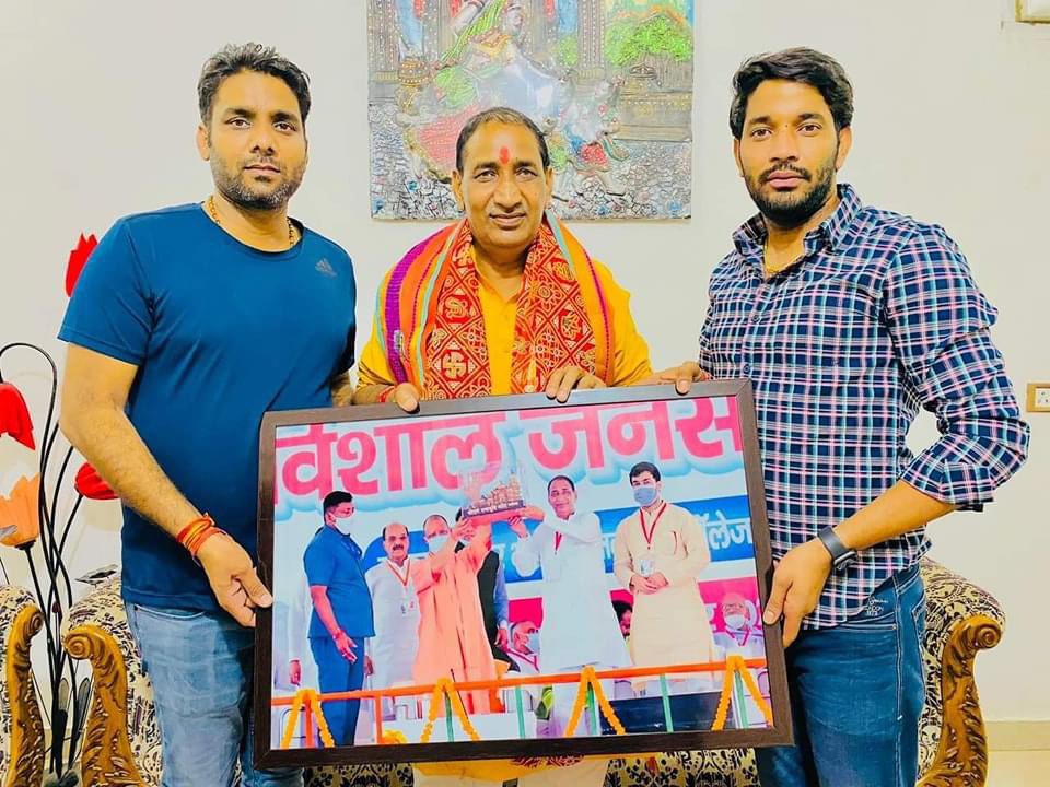 deepaknagar82's tweet photo. आदरणीय पिता जी आपको जन्मदिन की हार्दिक शुभकामनाएं।

आपके स्नेह, प्रेरणा और मार्गदर्शन से ही जीवन में आगे बढ़ने की प्रेरणा मिली है। आपका आशीर्वाद हमेशा बना रहे, यही कामना करता हूँ। आपके स्वास्थ्य, दीर्घायु और खुशियों से भरे जीवन की प्रार्थना करता हूँ। https://t.co/lSadpTDSwu