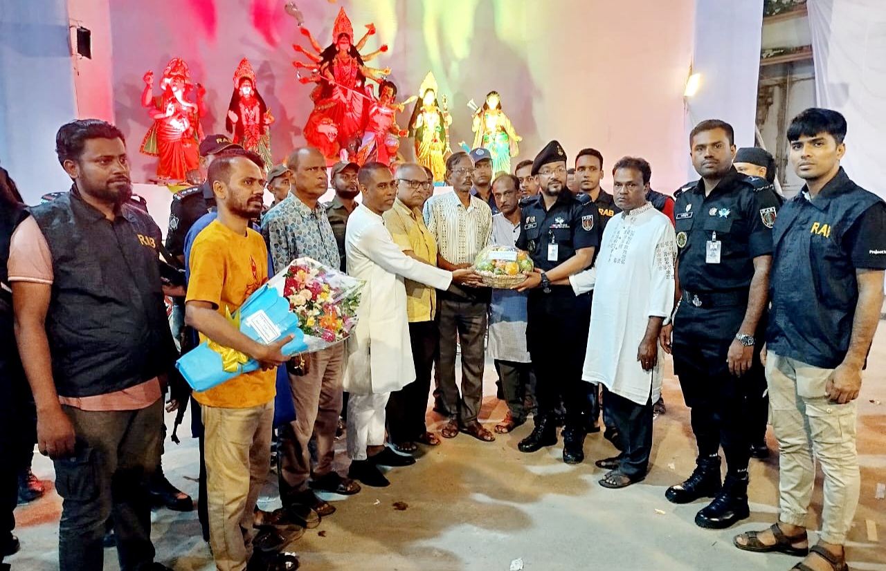 র‌্যাব-৭ এর অধিনায়কের চট্টগ্রাম শারদীয় দূর্গা পূজা উপলক্ষে পূজা মন্ডপ পরিদর্শন ও শুভেচ্ছা বিনিময়