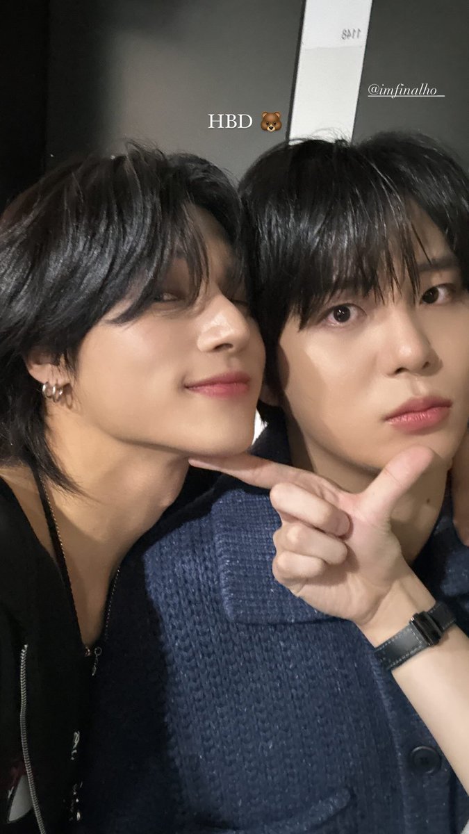 JWYcomfort's tweet photo. "mingi hand"                                "wooyoung hand" https://t.co/1BnWCIUGUa