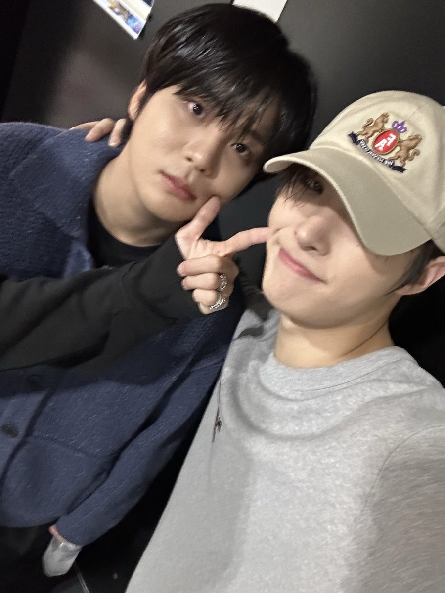 JWYcomfort's tweet photo. "mingi hand"                                "wooyoung hand" https://t.co/1BnWCIUGUa