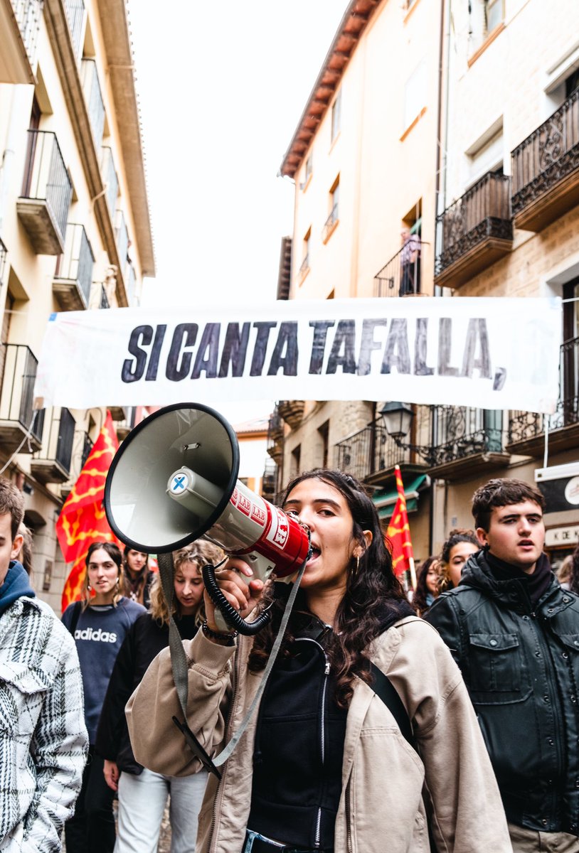 ernaigazte's tweet photo. Ehunka gazte elkartu gara urriaren 12an Tafallan.

Euskal Herria zatituta nahi duten horien aurrean, Nafarroa Euskal Herria dela argi esan eta herri hau askatasunera eramateko prest gaudela erakutsi dugu gaur.

Antifaxismoak irabaz dezan, bat eginez #Independentziara ! https://t.co/dVtOcz1d28