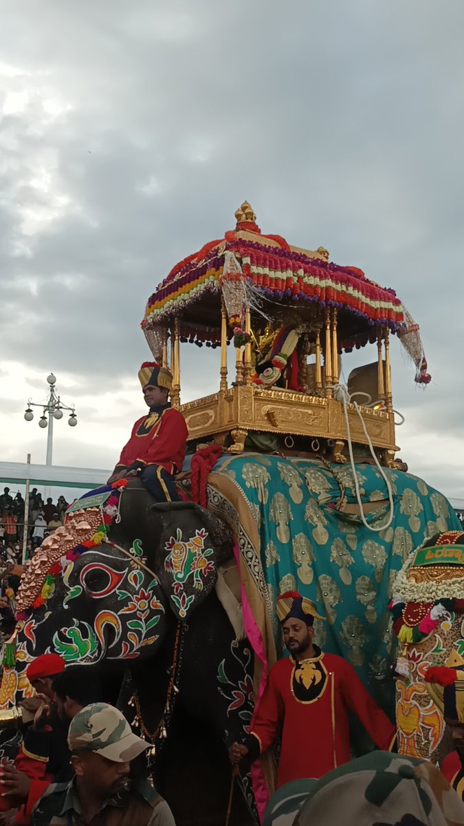 karnatakaportf's tweet photo. Jamboo Savari 2024 🙏
The world-famous Jamboo Savari, a grand spectacle that originates from the historic kingdom of Mysuru in Karnataka, is a highlight of the state's cultural and traditional festivities. Held as part of the renowned Dasara celebrations, this royal procession has captivated the hearts of millions over the years. Majestic elephants, adorned with rich decorations, lead the procession, carrying the idol of Goddess Chamundeshwari in a beautifully crafted golden howdah. The Jamboo Savari not only showcases the grandeur and splendor of Mysuru’s royal heritage but also serves as a symbol of the state’s deep-rooted customs, attracting visitors from across the globe to witness this breathtaking event. It remains one of the most iconic and anticipated parts of the vibrant Vijaya Dashami celebrations, blending history, culture, and devotion in a magnificent display.
#jamboosavari #mysuru #mysoredasara #Mysoredasara2024
#Karnataka
@yaduveerwadiyar @KarnatakaWorld @Lolita_TNIE @ChristinMP_