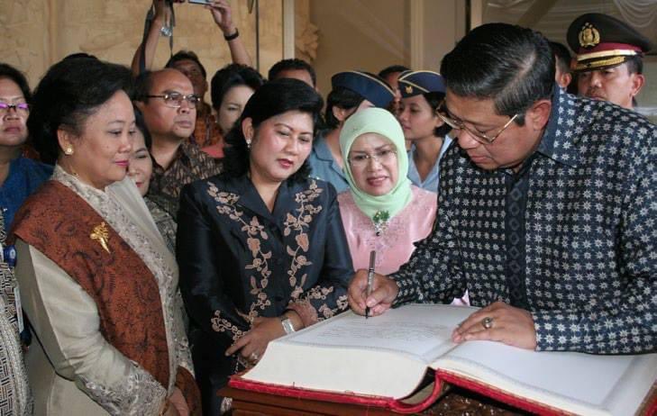 KIBCentre's tweet photo. Gen Z ada yang masih ingat nggak nih program Rumah Pintar, Mobil Pintar ataupun Motor Pintar yang pernah digagas oleh Ibu Ani Yudhoyono melalui Solidaritas Istri Kabinet Indonesia Bersatu (SIKIB)?

#KIBCentre https://t.co/fVQ7kk2Oym