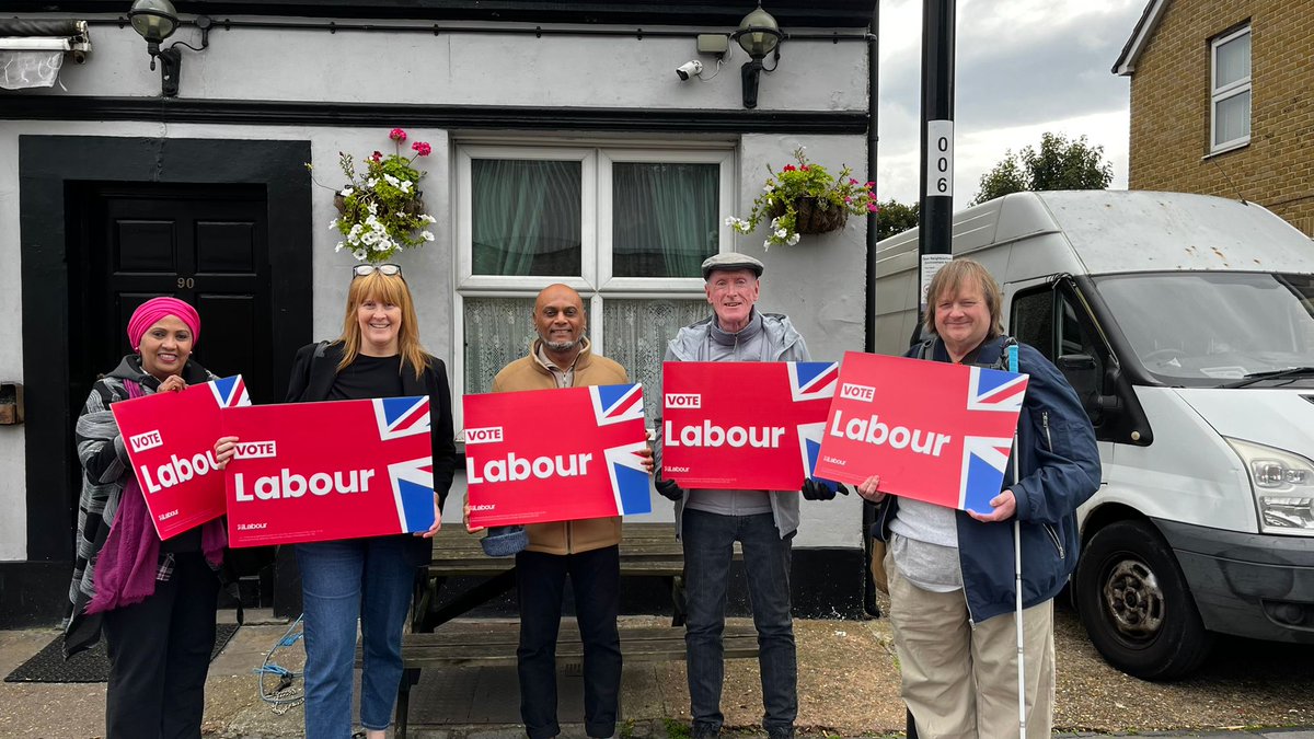 AidoLenno's tweet photo. Strong team of @UKLabour activists out in @Waddon today, speaking to residents and picking up plenty of casework including housing issues, ASB & flytipping #Labour100Days https://t.co/nLtGhNvzKt