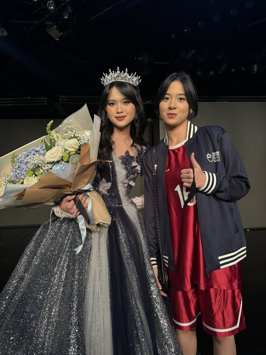 _zeeasadel's tweet photo. happy graduation del! @R_AdelJKT48 https://t.co/VTtKyyGt2L