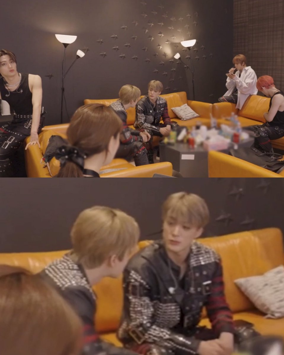 คนอื่นนั่งกันคนละมุม ตัดภาพมาที่โน่มิน