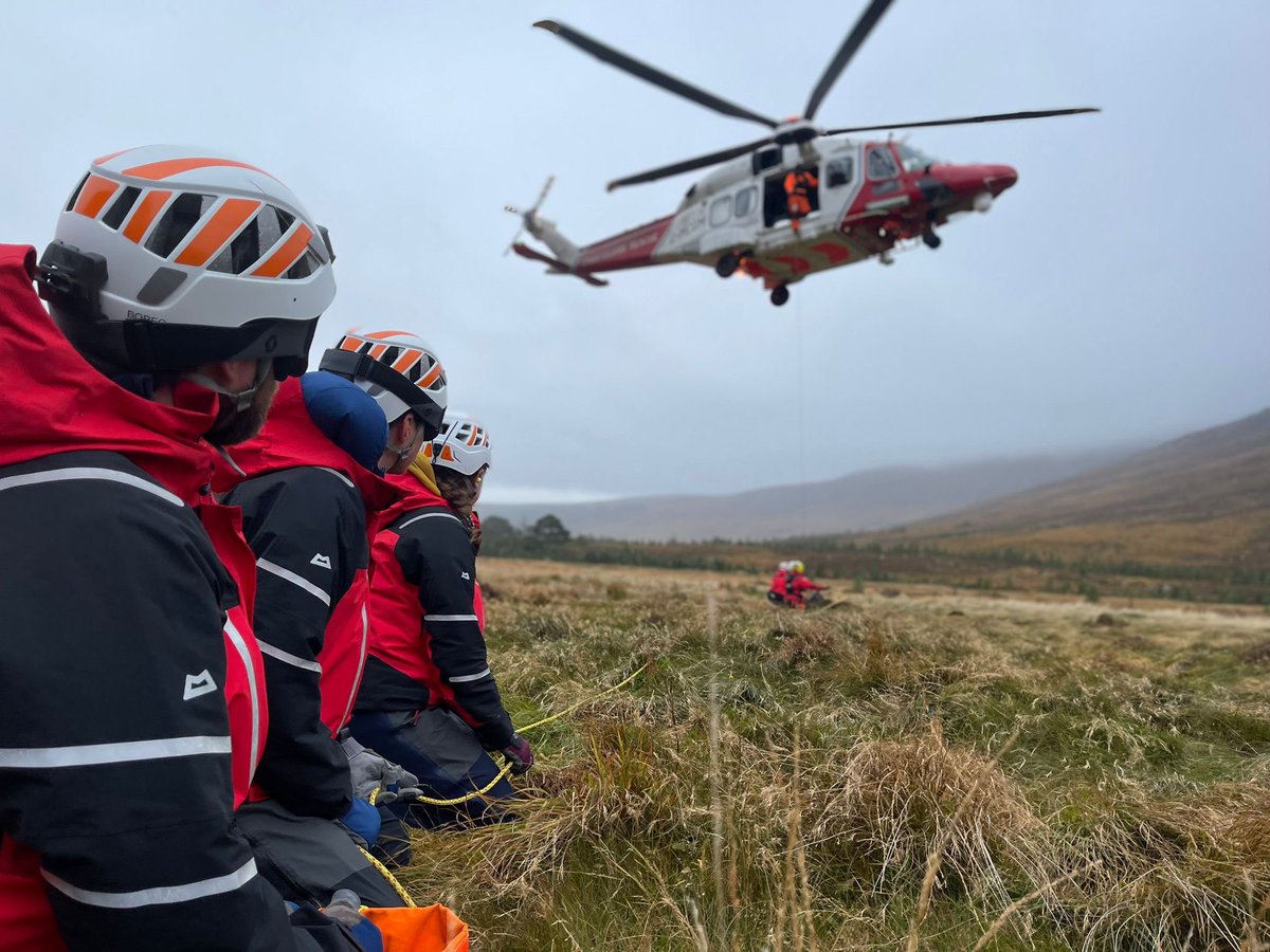 AberdeenMRT's tweet image. Thank you to HM Coastguard R151 for giving us the chance to refresh our training for team members and giving us the opportunity to bring probationer's up to speed in helicopter rescue safety and processes, medical scenarios and use of flares. #SMR #volunteers #training #aberdeen