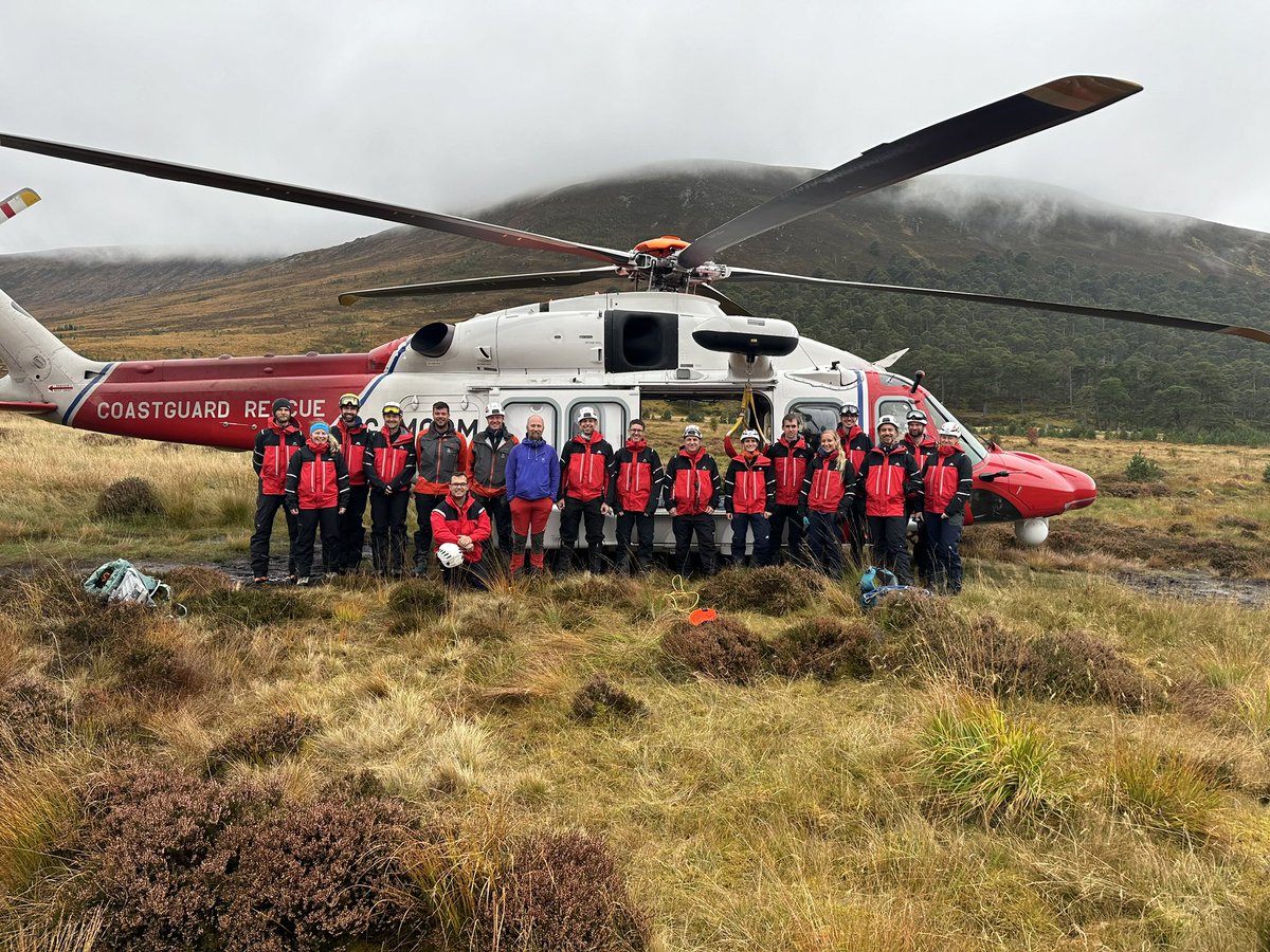 AberdeenMRT's tweet image. Thank you to HM Coastguard R151 for giving us the chance to refresh our training for team members and giving us the opportunity to bring probationer's up to speed in helicopter rescue safety and processes, medical scenarios and use of flares. #SMR #volunteers #training #aberdeen