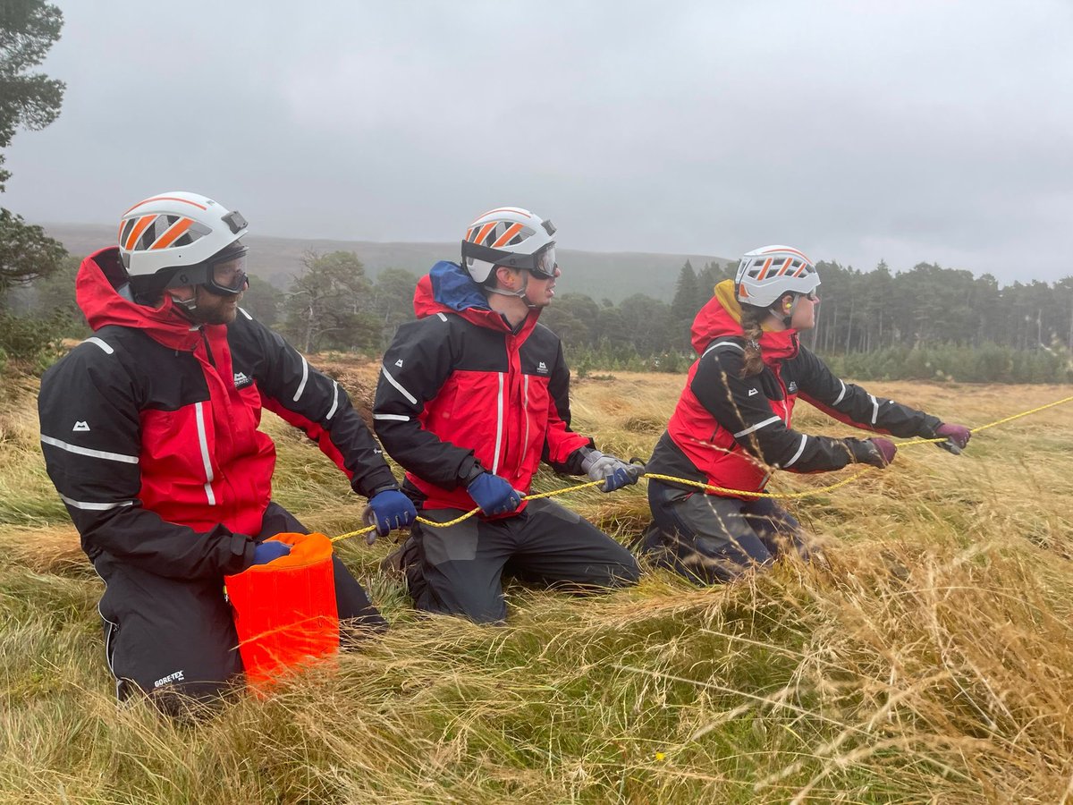 AberdeenMRT's tweet image. Thank you to HM Coastguard R151 for giving us the chance to refresh our training for team members and giving us the opportunity to bring probationer's up to speed in helicopter rescue safety and processes, medical scenarios and use of flares. #SMR #volunteers #training #aberdeen