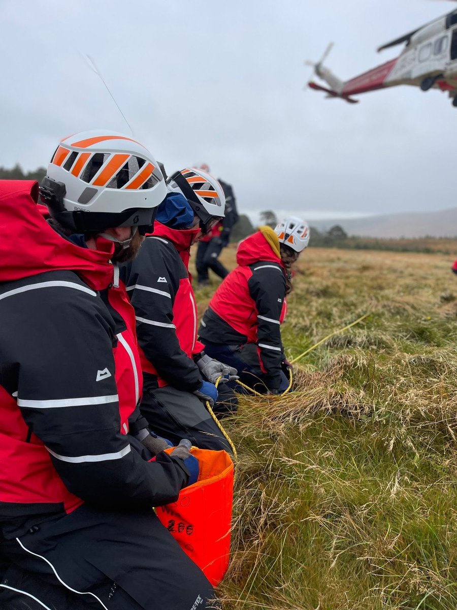 AberdeenMRT's tweet image. Thank you to HM Coastguard R151 for giving us the chance to refresh our training for team members and giving us the opportunity to bring probationer's up to speed in helicopter rescue safety and processes, medical scenarios and use of flares. #SMR #volunteers #training #aberdeen