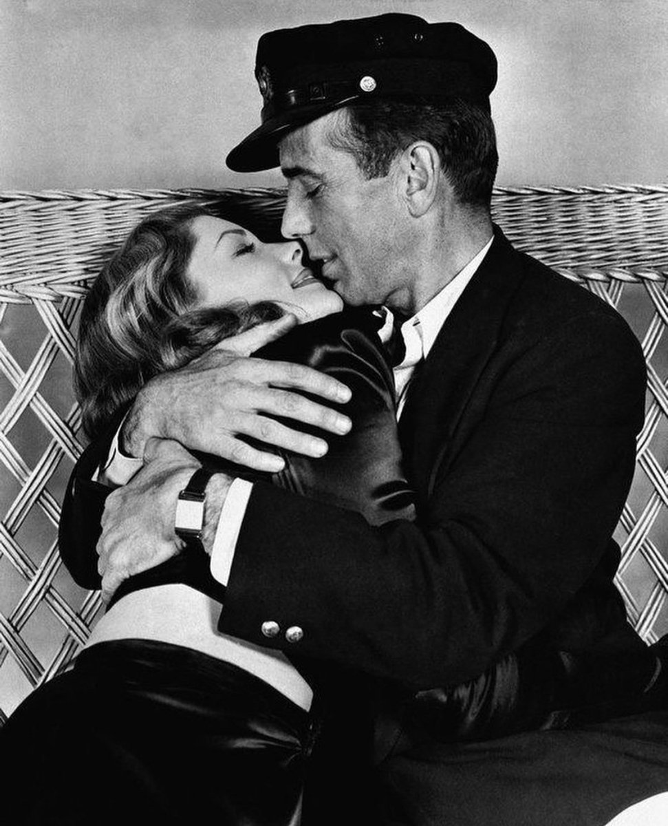 JuanmadelaPoza's tweet photo. #HumphreyBogart y #LaurenBacall comenzaron una relación sentimental durante el rodaje de #TenerYNoTener (#ToHaveAndHaveNot, 1944), del maestro #HowardHawks. Hoy se cumplen 80 años del estreno mundial en Nueva York de una obra maestra que tiene aventura, suspense, amor, amistad... https://t.co/oKikcEVkjS
