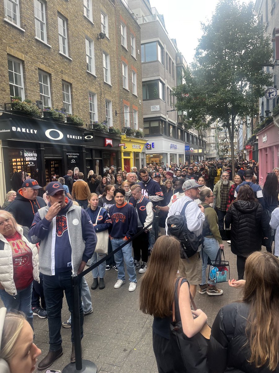 LarryMayer's tweet photo. Bears fans waiting outside New Era store in London waiting to buy merchandise and meet former Bears Zach Miller and Jerry Azumah. https://t.co/6Hwgbb3AEr