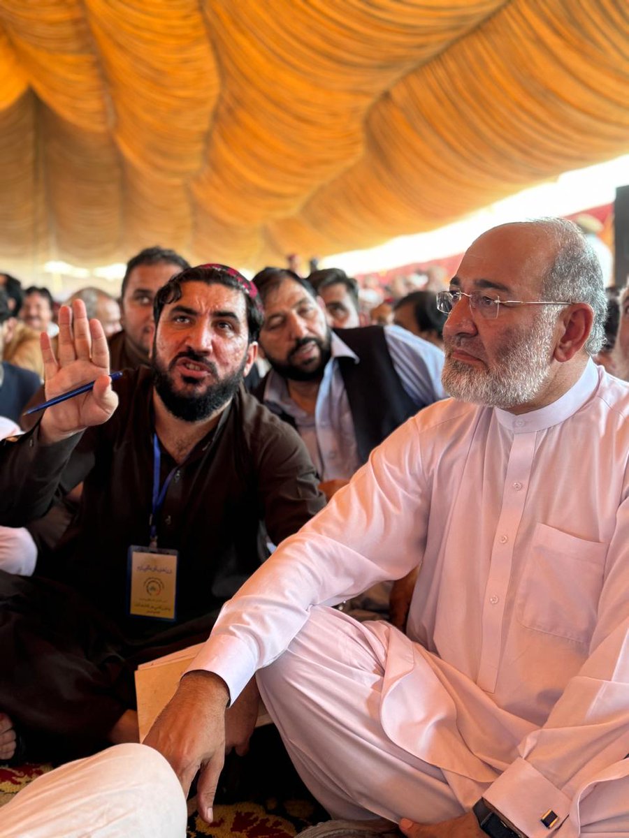 SenatorMushtaq's tweet photo. پشتون قومی جرگہ میں شرکت،منظور پشتین اور پی ٹی ایم نےخیبر پختونخوا اور پشتونوں کے مسائل اور وسائل پر مقدمہ پیش کردیا،جو پاکستان کےدستور کےعین مطابق اور قانون و آئین سےمکمل موافقت میں تھا۔
حکومتوں/اسٹیبلشمنٹ نے ایک پرامن جرگہ کی سرگرمیوں کیخلاف منفی پروپیگنڈہ اور تشدد سے ڈیل کیا۔ https://t.co/d6DU24iR0z