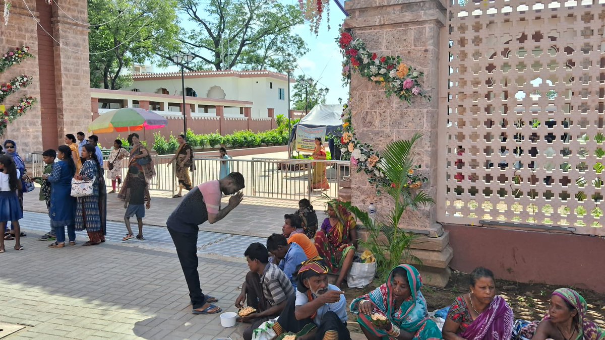 Dashavatar23's tweet photo. On the Pious Occasion of DUSSEHRA Our team organised a Feeding Event at Maa Samaleswari Temple .

Special Thanks to all the members for making this  Event a successful one ! 
#SanatanaDharma 
#Sanatani 
#Navaratri2024 
#Dussehra2024 
#DussehraFestival 
#DussehraWishes 
#kindness https://t.co/wA80YPeQNx