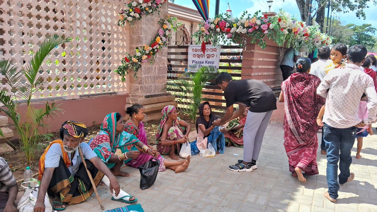 Dashavatar23's tweet photo. On the Pious Occasion of DUSSEHRA Our team organised a Feeding Event at Maa Samaleswari Temple .

Special Thanks to all the members for making this  Event a successful one ! 
#SanatanaDharma 
#Sanatani 
#Navaratri2024 
#Dussehra2024 
#DussehraFestival 
#DussehraWishes 
#kindness https://t.co/wA80YPeQNx