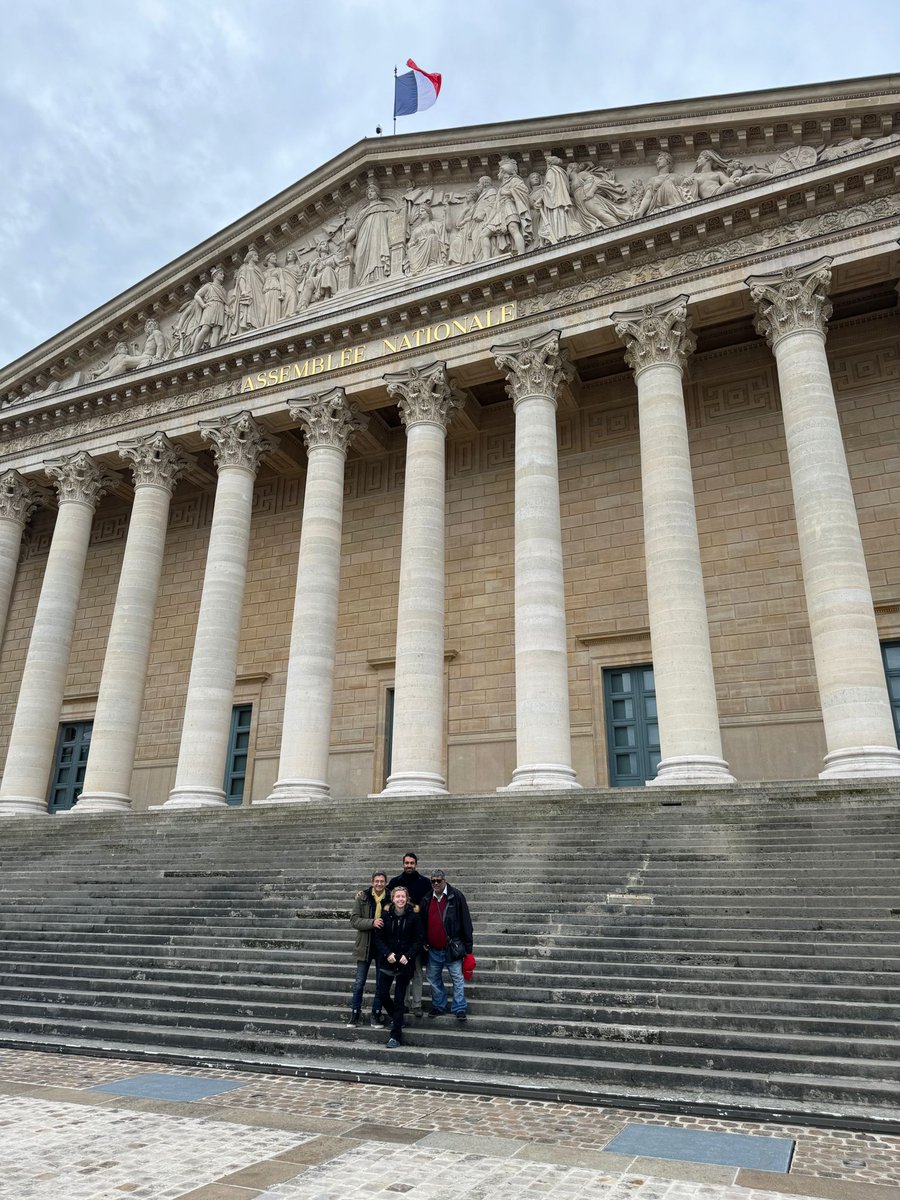 aurlienperoumal's tweet photo. 𝔸𝕊𝕊𝔼𝕄𝔹𝕃𝔼́𝔼 ℕ𝔸𝕋𝕀𝕆ℕ𝔸𝕃𝔼
🇨🇵 La #République... c'est NOUS ! Nous visitions ce matin la chambre basse avec les membres de notre association 𝗩𝗶𝗿𝘆 𝗲𝗻 𝗖𝗼𝗺𝗺𝘂𝗻. #democratie @AssembleeNat https://t.co/Raxua2dAsE