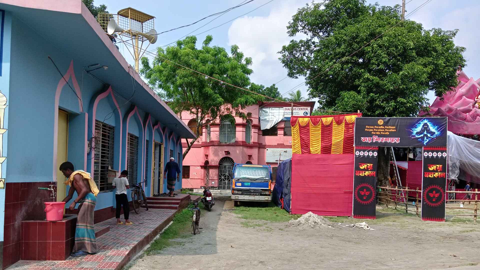 নড়াইলের চিত্রা নদীর পাড়ে একই স্থানে মসজিদ-মন্দির, নির্বিঘ্নে চলছে নামাজ-পূজা ধর্মীয় সম্প্রীতির উজ্জ্বল নিদর্শন