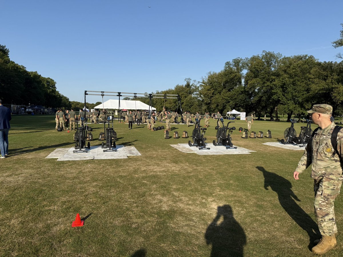 EWRaven7's tweet photo. ARCYBER Best Squad from 11th Cyber Battalion getting ready to finish the Army Best Squad Competition with the ROUGE Fitness CrossFit competition. https://t.co/LMqhx3E7l9