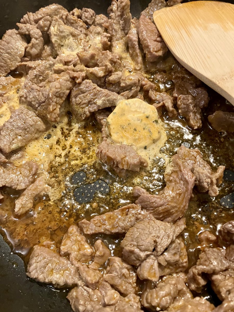 KrisBlackRose's tweet photo. 10-minutes prep #beef stripes in café de Paris #compoundbutter, hard-boiled eggs and some fermented pickles. https://t.co/A3FjiWoYDL