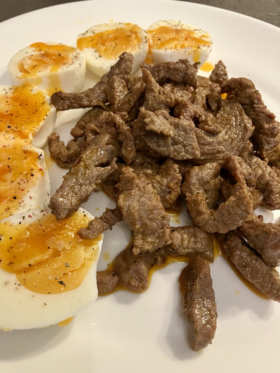 KrisBlackRose's tweet photo. 10-minutes prep #beef stripes in café de Paris #compoundbutter, hard-boiled eggs and some fermented pickles. https://t.co/A3FjiWoYDL