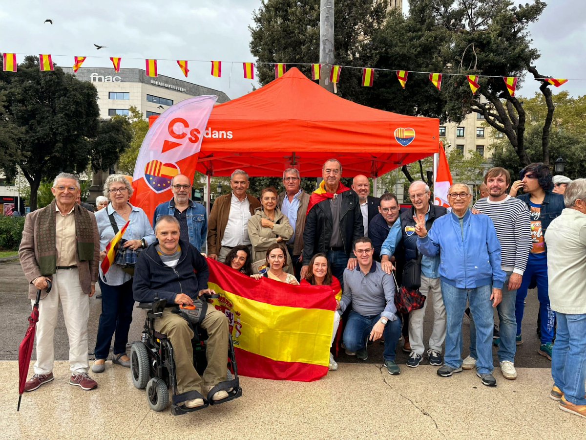 CiutadansCs's tweet photo. 🇪🇦 Feliz #DiaDeLaHispanidad !

Con el orgullo de nuestro pasado, presente y futuro, el de pertenecer a una gran nación, hemos celebrado este #12Oct con los ciudadanos, en las calles de Barcelona.

💪🏽 Juntos, más fuertes. 

¡ Viva España! 🇪🇦 https://t.co/SourHxAH4s