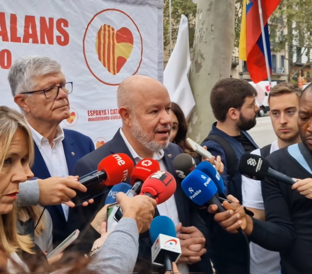 CiutadansCs's tweet photo. 🇪🇦 Feliz #DiaDeLaHispanidad !

Con el orgullo de nuestro pasado, presente y futuro, el de pertenecer a una gran nación, hemos celebrado este #12Oct con los ciudadanos, en las calles de Barcelona.

💪🏽 Juntos, más fuertes. 

¡ Viva España! 🇪🇦 https://t.co/SourHxAH4s
