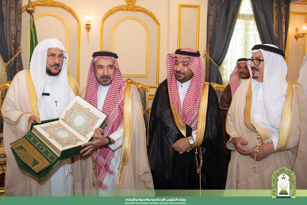 الكلي " زيارة الوزير للباحة مثمرة وجهوده كبيرة فهو بحق صانع الاعتدال ..

زار معالي وزير الشؤون الإسلامية والدعوة والإرشاد الشيخ الدكتور عبداللطيف بن عبدالعزيز آل الشيخ، شيخ قبائل الرهوة من غامد المهندس أحمد الكلي وذلك بمنزله بالباحة، تلبية لدعوة تلقاها معاليه خلال زيارته التفقدية