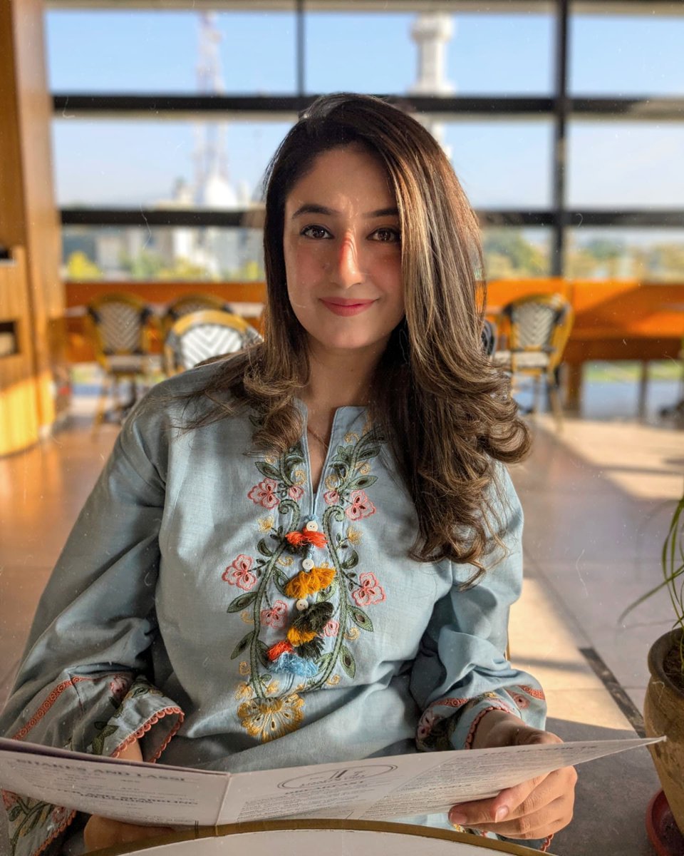 ShowbizAndNewz's tweet photo. #MariaKhan in her beautiful recent look! https://t.co/0ZSyiF3p04