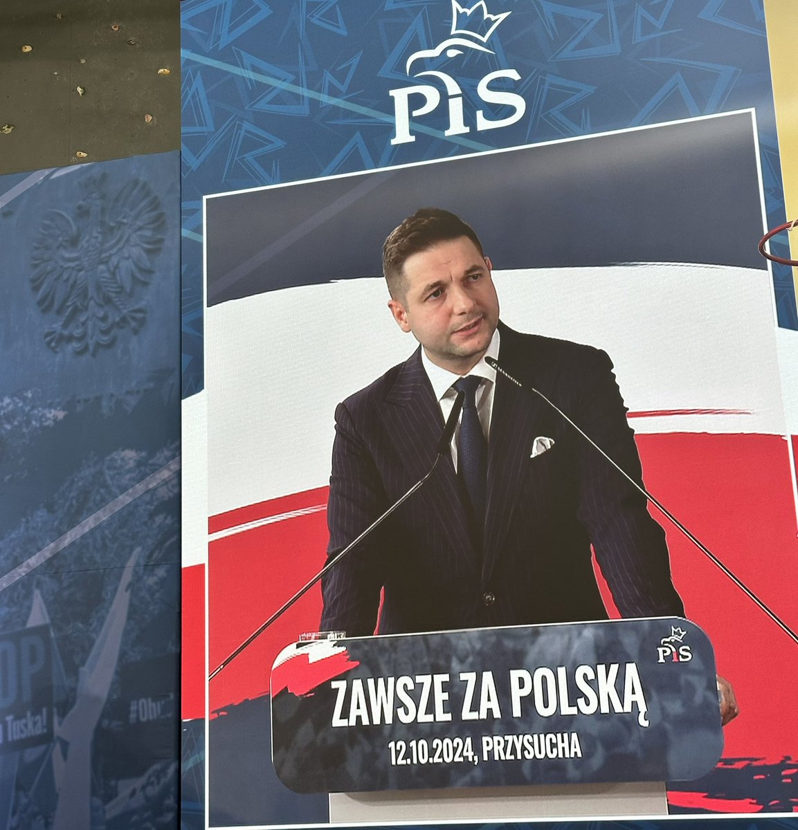 S_Lukaszewicz's tweet photo. .@PatrykJaki na #KongresPiS: W państwie Tuska ciężko odróżnić kabaret od rzeczywistości! #ZawszeZaPolską 🇵🇱 https://t.co/WKIoFyapVM