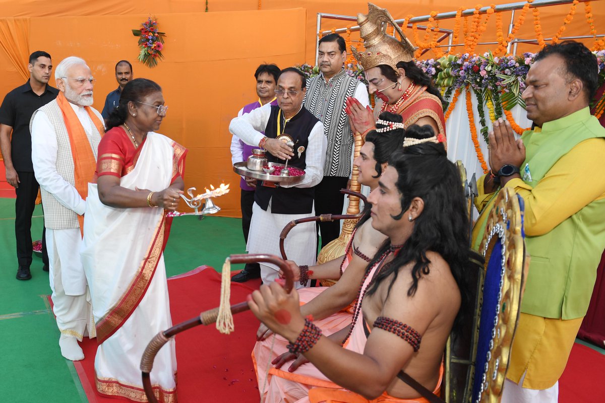 rashtrapatibhvn's tweet photo. President Droupadi Murmu attended Dussehra celebrations at Red Fort in New Delhi. https://t.co/zCIUNQks6a