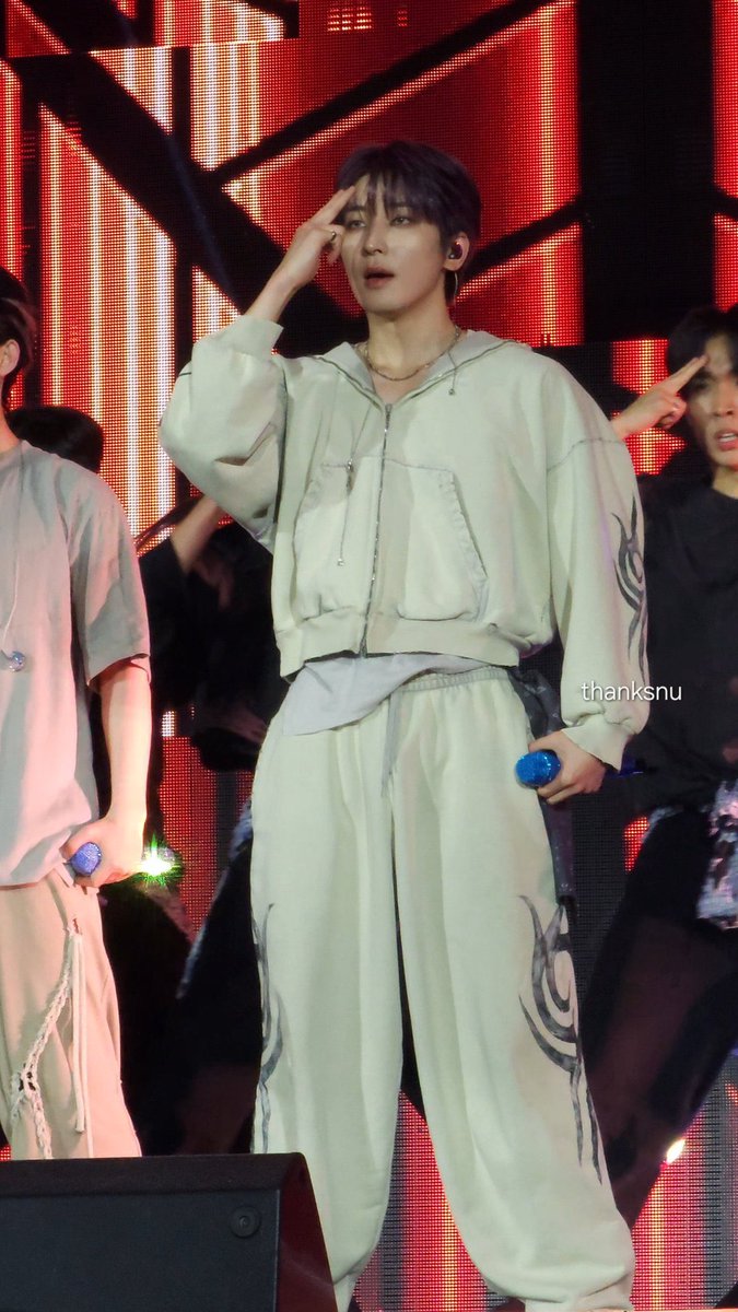 저너누 미모 미쵺ㄱ고 .. 크롭 미쳒고 ..  옷 탐난다 .. 저너누 그는 신이야 신이야 신이야