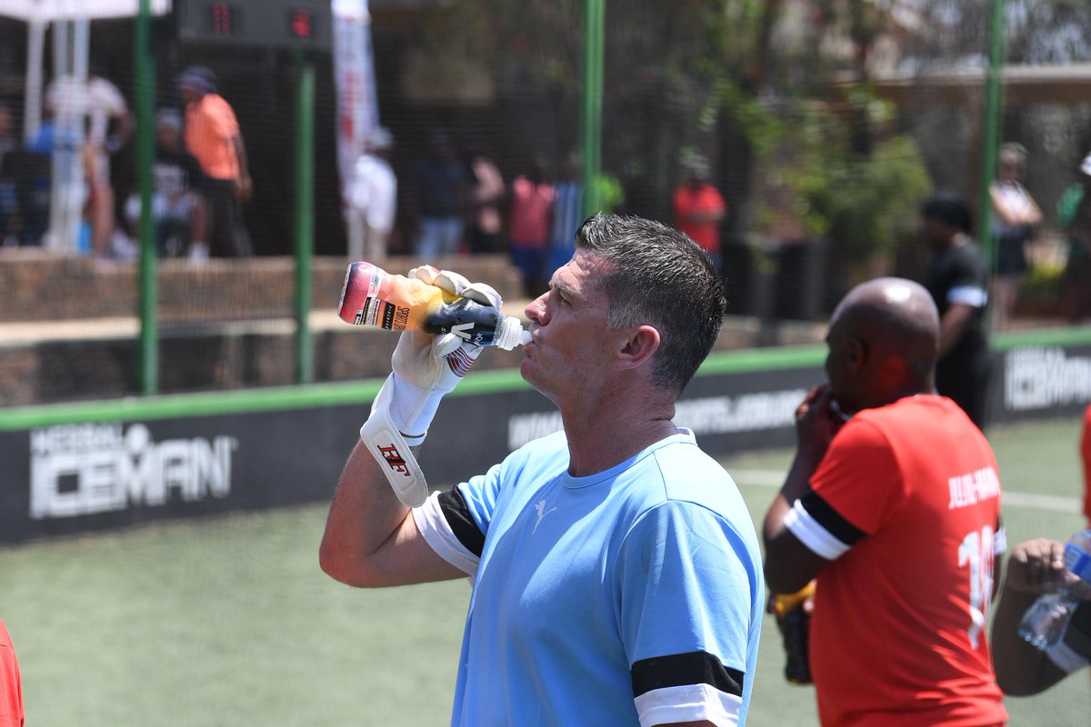 Soccer_Laduma's tweet photo. After all the action, the legends are hydrating to the max with aQuellé ☀️💧
#Legendary5Tournament
#SoccerLaduma
#KickOff
#NaturalSpringWater
#aQuellé
@aQuelle https://t.co/E6Anwi5qIT