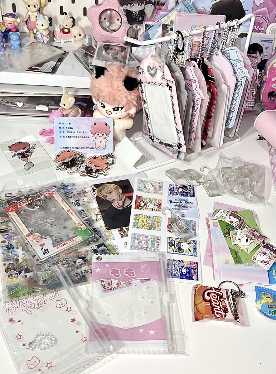 nanayydong's tweet photo. :¨·.·¨:
 `·. mails..  ⊹ ֹ 𓂃⋆ ﹗˚ ༘ 
mini haul! hehe, nanay seperti maw jualan cahol😃✊🏻 thankiee kak fanii uda bantu nanay bli barang” lusyu n bliin nanay barang lusyuu🥺🤏🏻🤍 @fndiani @goramyeonz https://t.co/sCZdMONeQ7